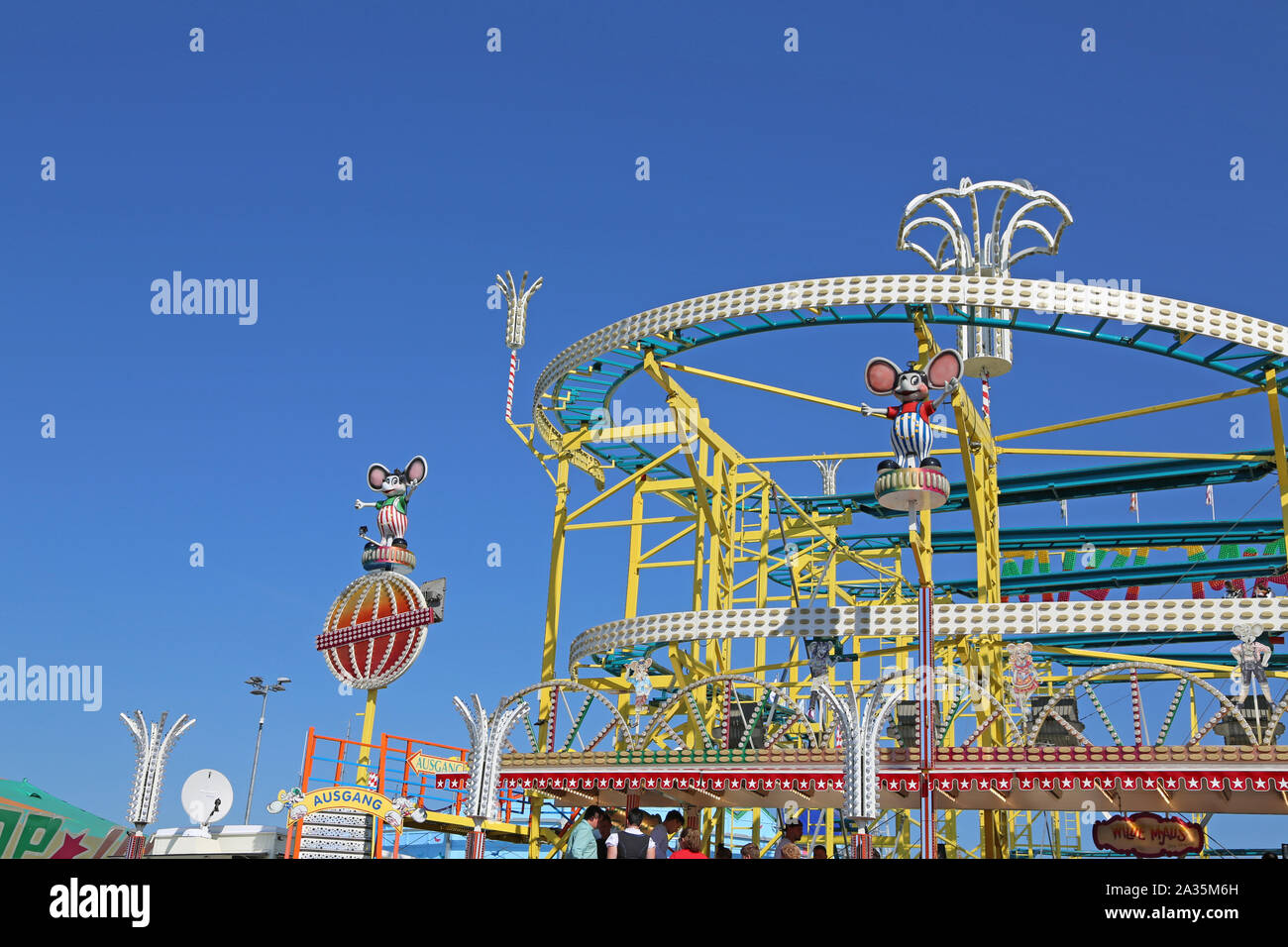 Stuttgart, Germany-September 30, 2018: Bierfest, festliche Messe und Fahrten Stockfoto