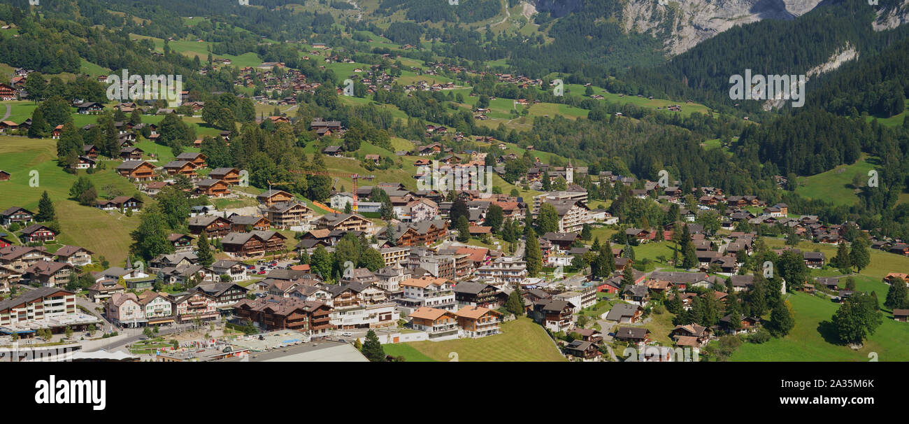 GRINDELWALD, Kanton Bern, Schweiz - 16. SEPTEMBER 2019: Luftaufnahme von Grindelwald im Berner Alpen, Kanton Bern, Schweiz. Stockfoto