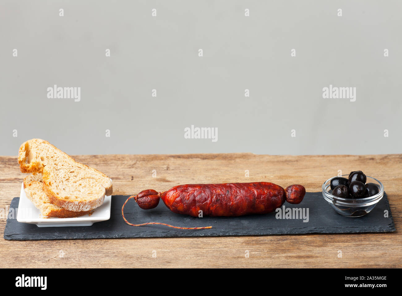 spanische Chorizo-Wurst auf schwarzem Schiefer Stockfoto