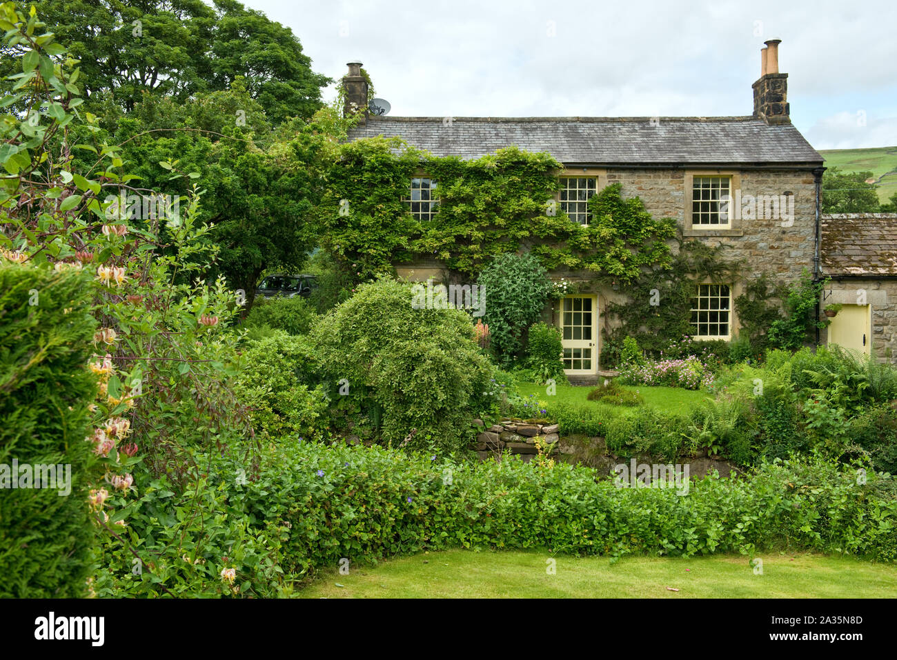 Traditionelle Yorkshire Dales Haus und Garten. North Yorkshire, England Stockfoto