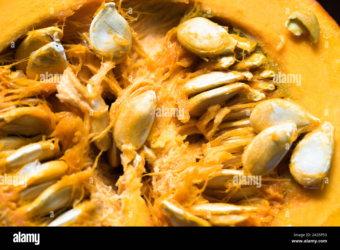 Ein Makro Nahaufnahme von Kürbis Fruchtfleisch und Samen Stockfoto