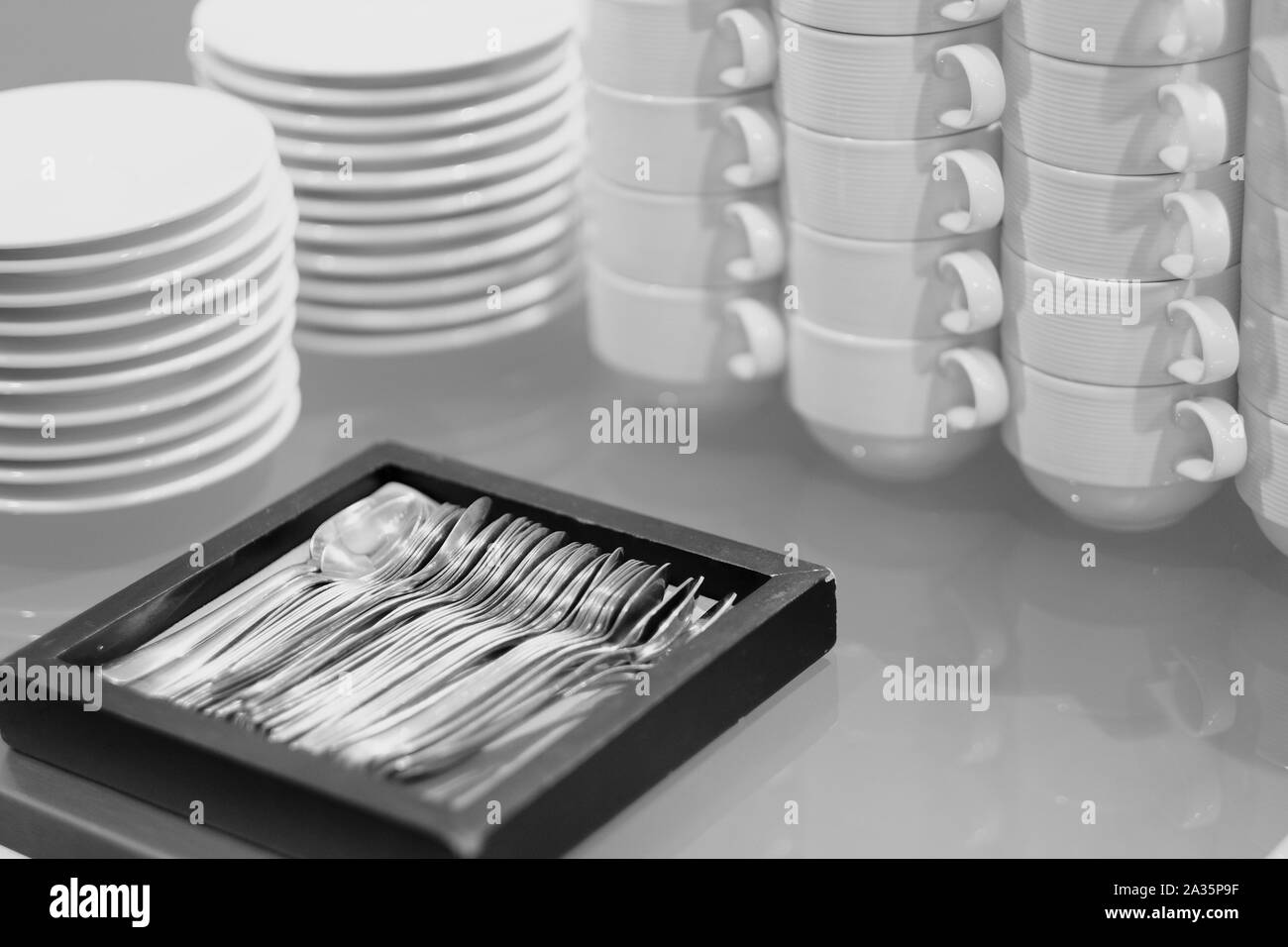 Steingut Tassen für Tee und Kaffee, für Gäste, die in einem Cafe vorbereitet Stockfoto