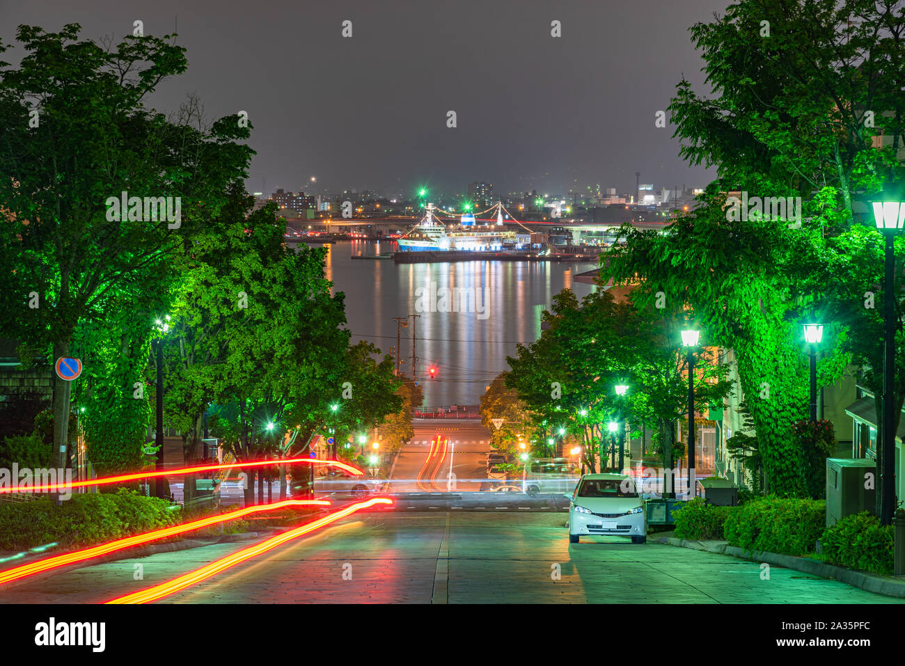 Hachiman-zaka Hang leuchtet in der Nacht. Eine schräge Street berühmt in Film und Werbung. Beliebte Sehenswürdigkeit in der Stadt Hakodate, Hokkaido, Jap Stockfoto