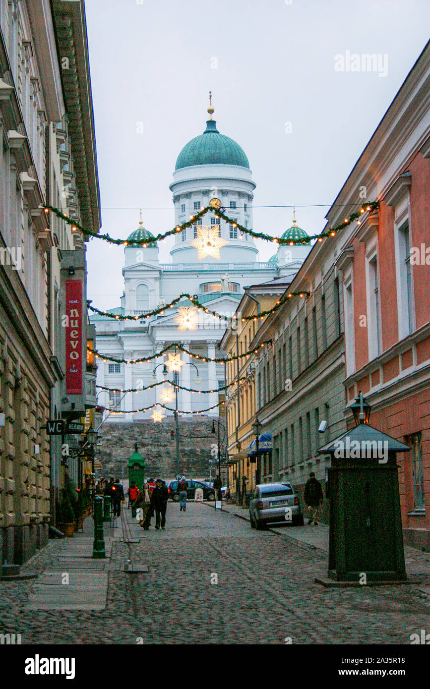 HELSINKI Finnland zur Weihnachtszeit mit street Dekorationen und der Kathedrale im Fond Stockfoto