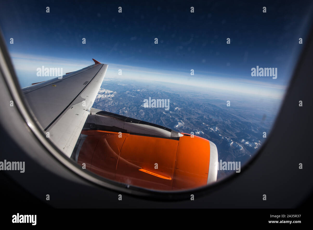 Blick in den Himmel durch das Flugzeug Fenster Stockfoto