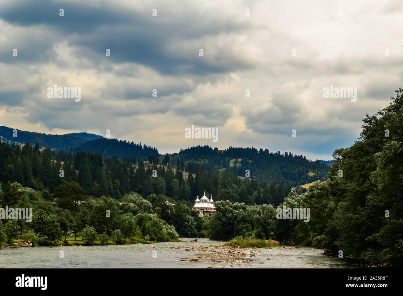 Schöne Sicht auf die Berge. Sommer Landschaft bei bewölktem Himmel. Ukraine Karpaten Stockfoto