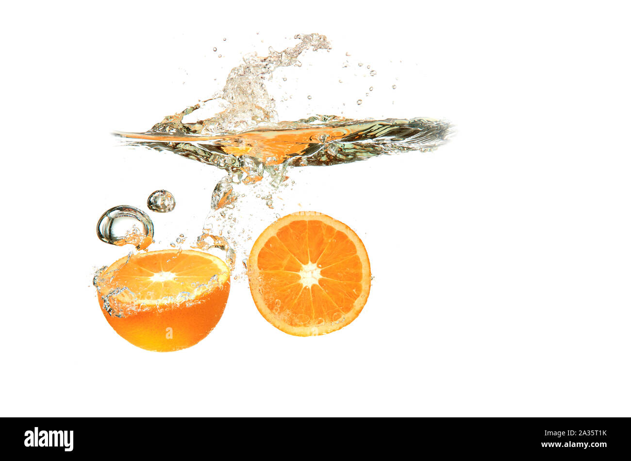 Zwei orange Früchte ins Wasser gefallen Splash auf weißem Hintergrund Stockfoto