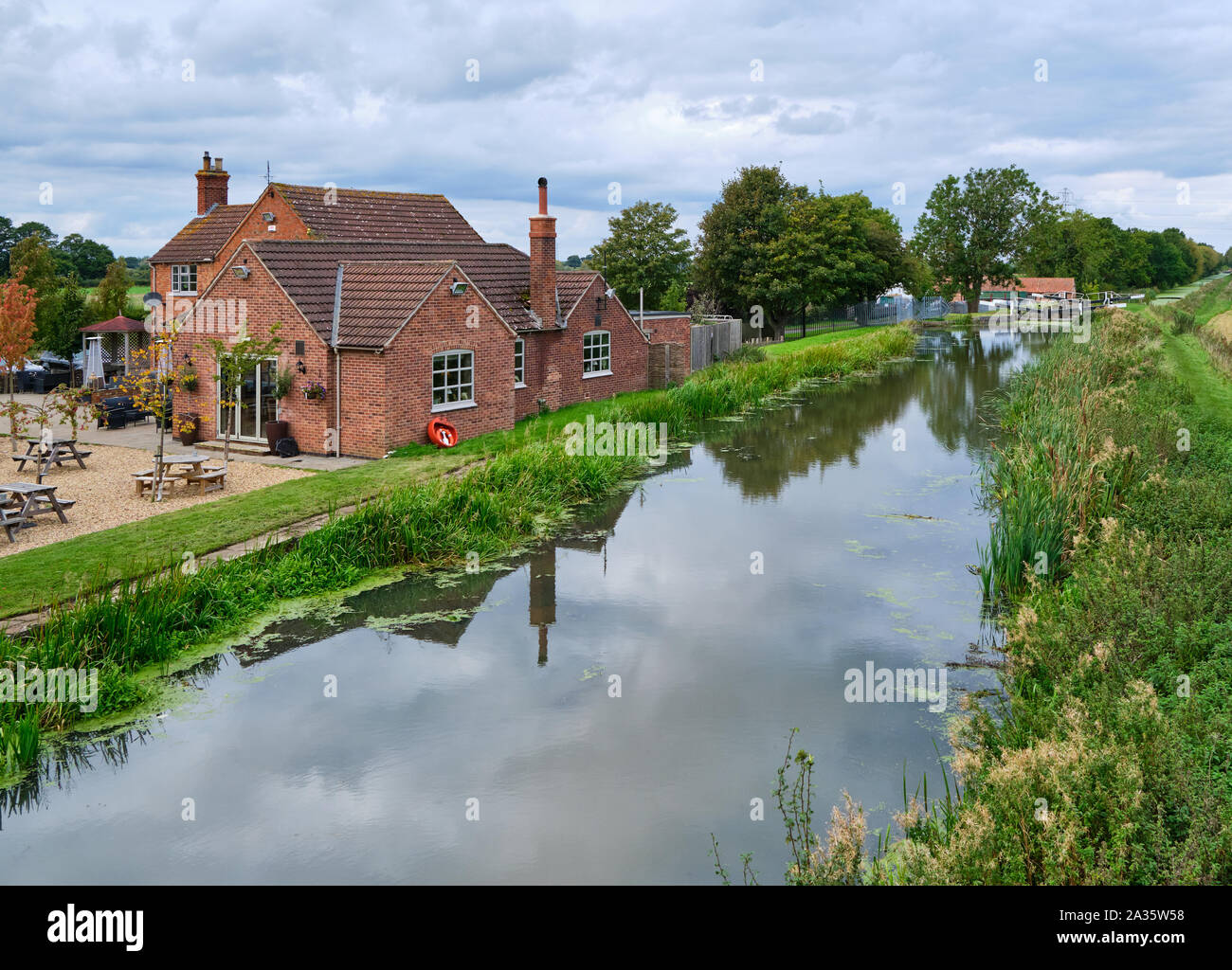Das Dirty Duck Public House oder Pub neben Grantham Kanal bei Woolsthorpe von Belvoir in Lincolnshire eine beliebte Bewässerung Loch für Wanderer Stockfoto