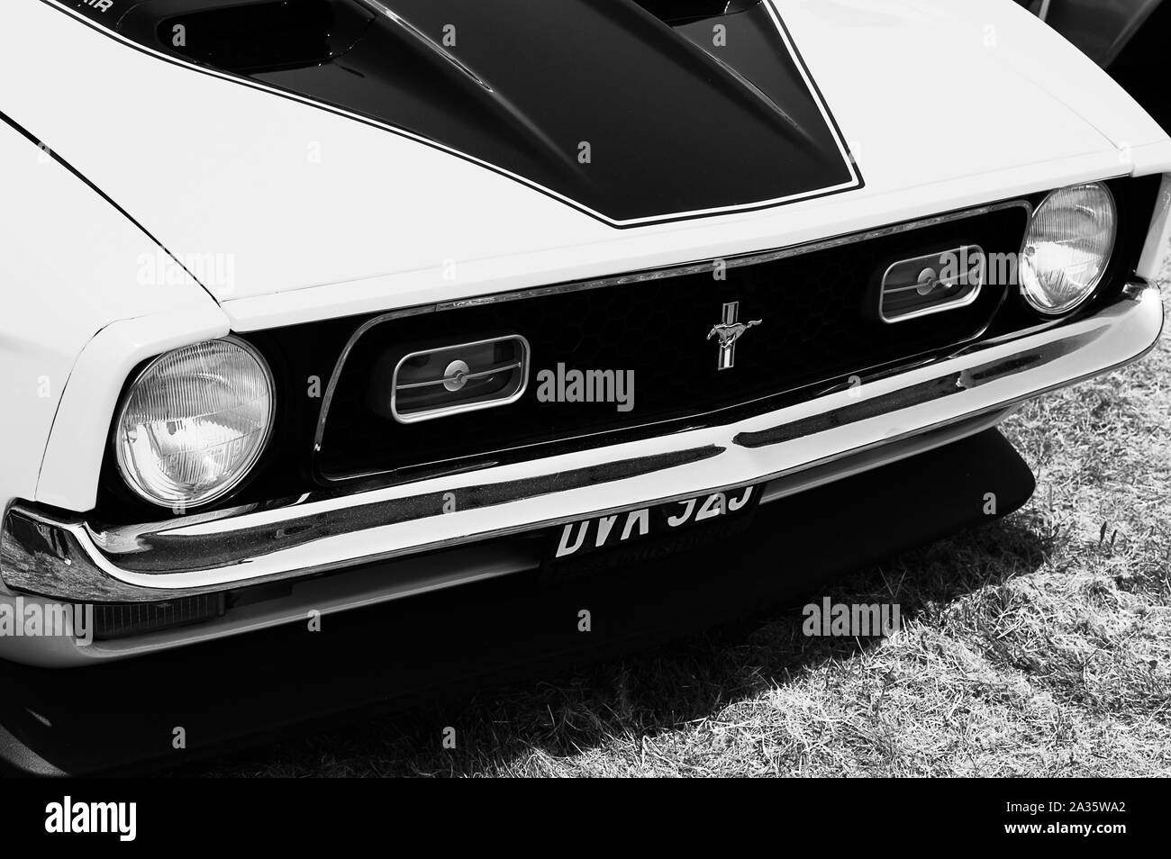 Die Front eines gelben 1970er Ford Mustang auf dem Display an einem Auto Show Stockfoto