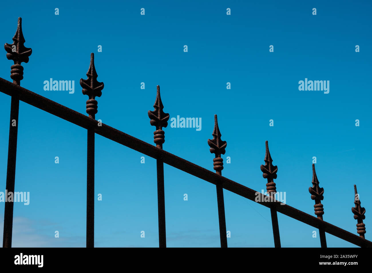 Schmiedeeisen Spikes auf Zaun isoliert auf Sky - railheads Stockfoto