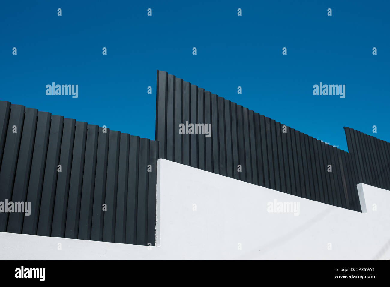 Schwarze und weiße Wand und blauer Himmel - Stockfoto