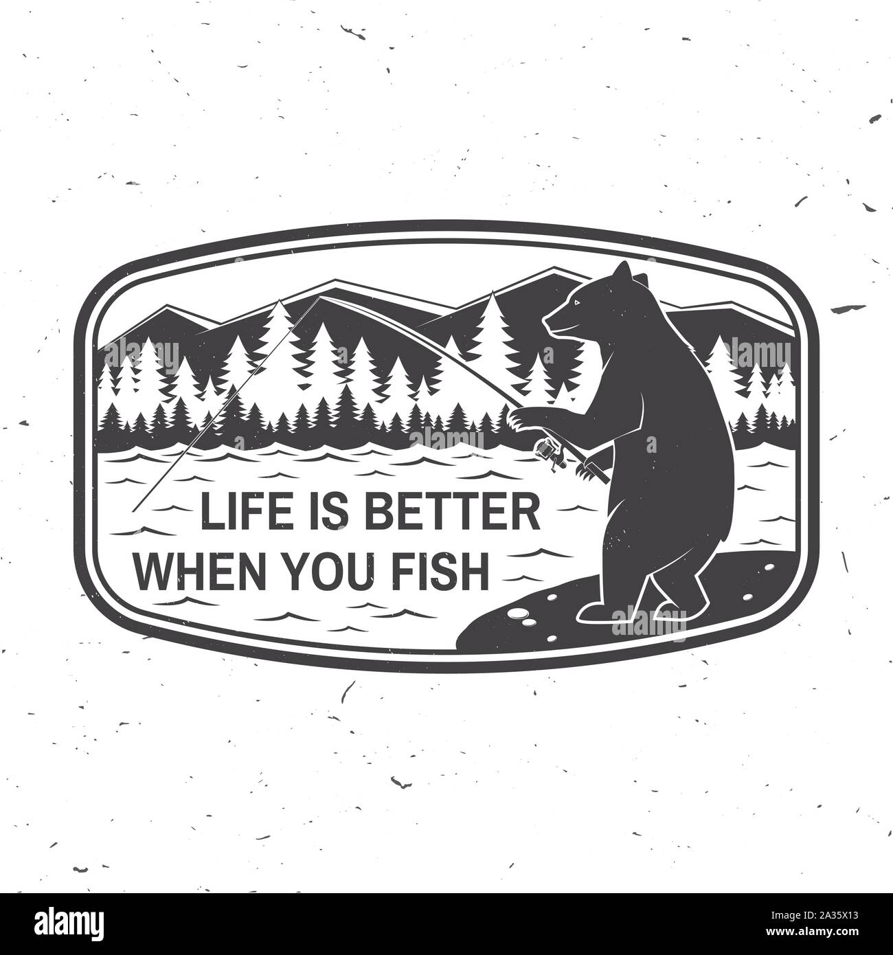 Das Leben ist besser, wenn sie Fisch. Sommer Camp. Vector Illustration. Konzept für Hemd oder Logo, Print, Stempel oder T-Stück. Vintage Typografie Design mit Angeln, Berge, Himmel und Wald Silhouette. Stock Vektor