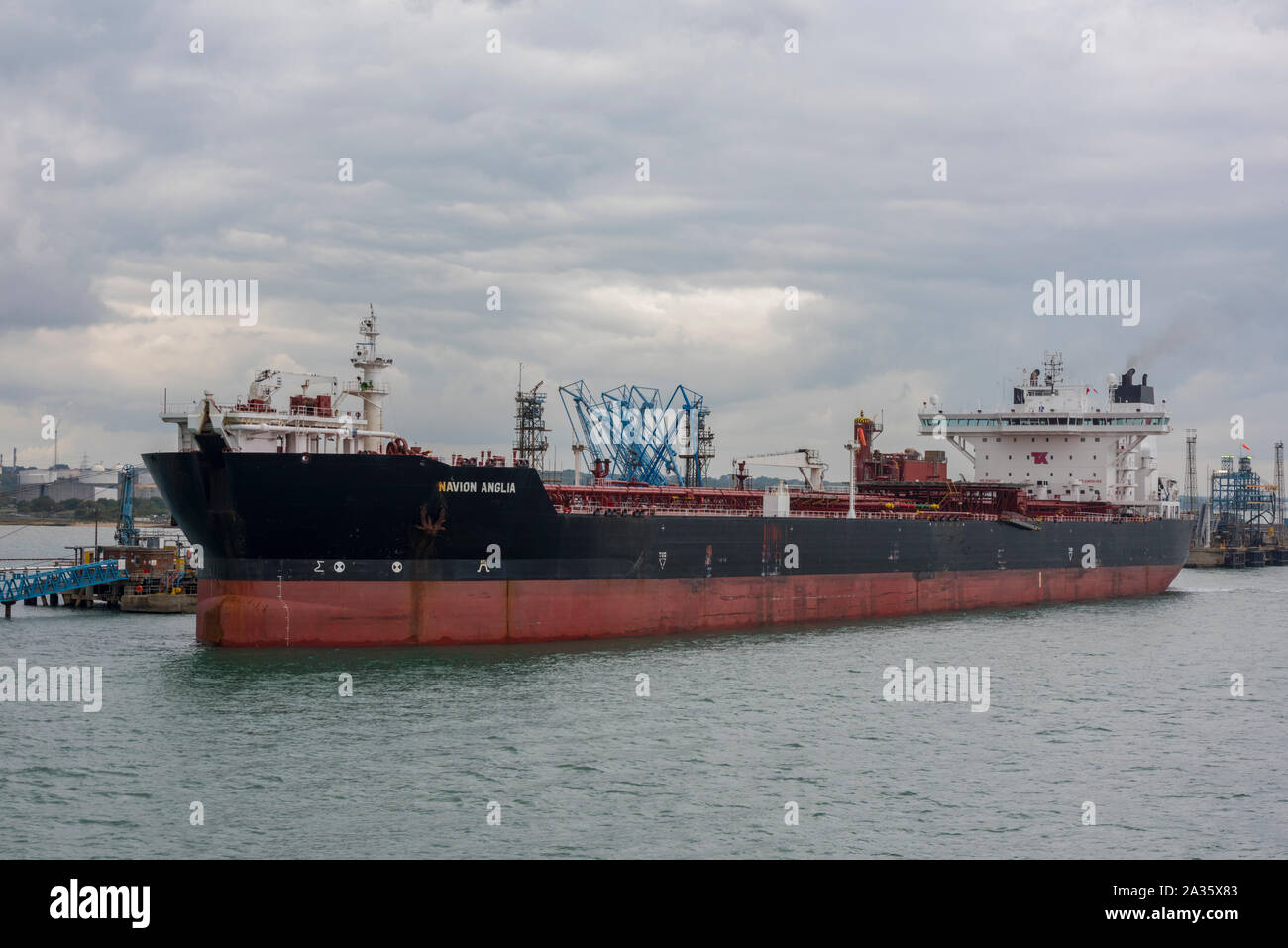 Großes meer Erdöl Kraftstoff Tanker im Docks neben in fawley Ölraffinerie Southampton Hafen, Großbritannien Stockfoto