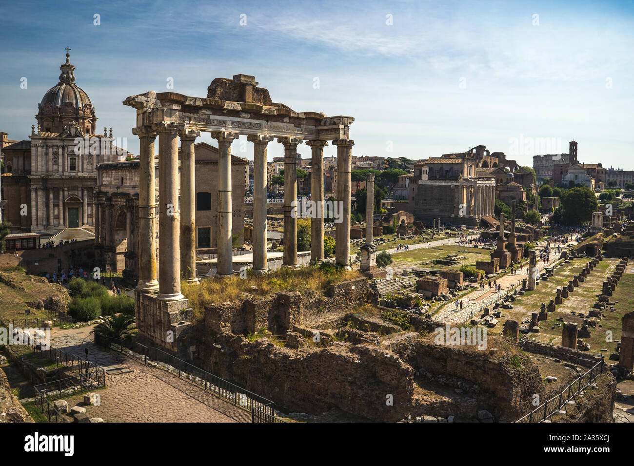 Schöne Sicht auf das Forum Romanum von der Via Monte Tarpeo in Rom, Italien. Malerischer Blick auf das Forum Romanum in Rom. Stockfoto