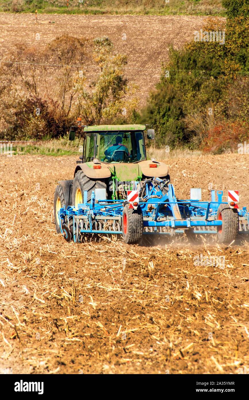 Traktor auf dem Feld. Anbau zum Lösen der Erde. Traktor pflegt. Herbst arbeiten an landwirtschaftlichen farmin in der Tschechischen Republik - Europa. Stockfoto