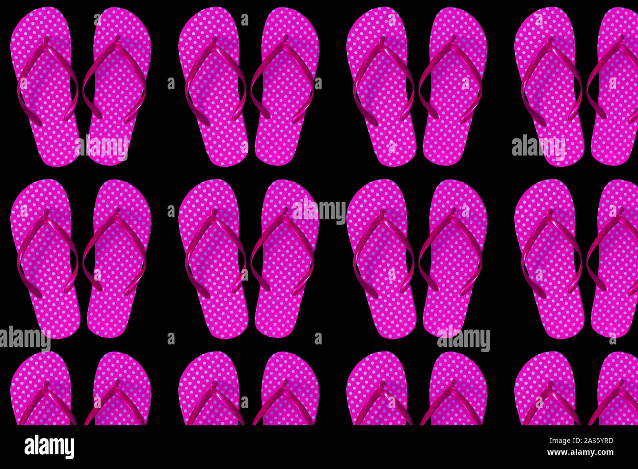 Nahtlose patern von Pink flip flops auf schwarzem Hintergrund. Stockfoto