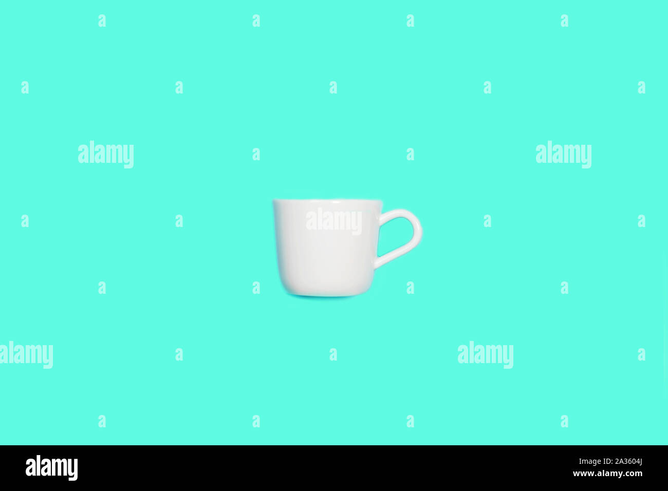 Weiße Tasse für Kaffee auf mint grün blau Farbe Hintergrund. Pop Art minimal flach Stil Design, kreatives Konzept. Ansicht von oben. Kopieren Sie Platz. Stockfoto