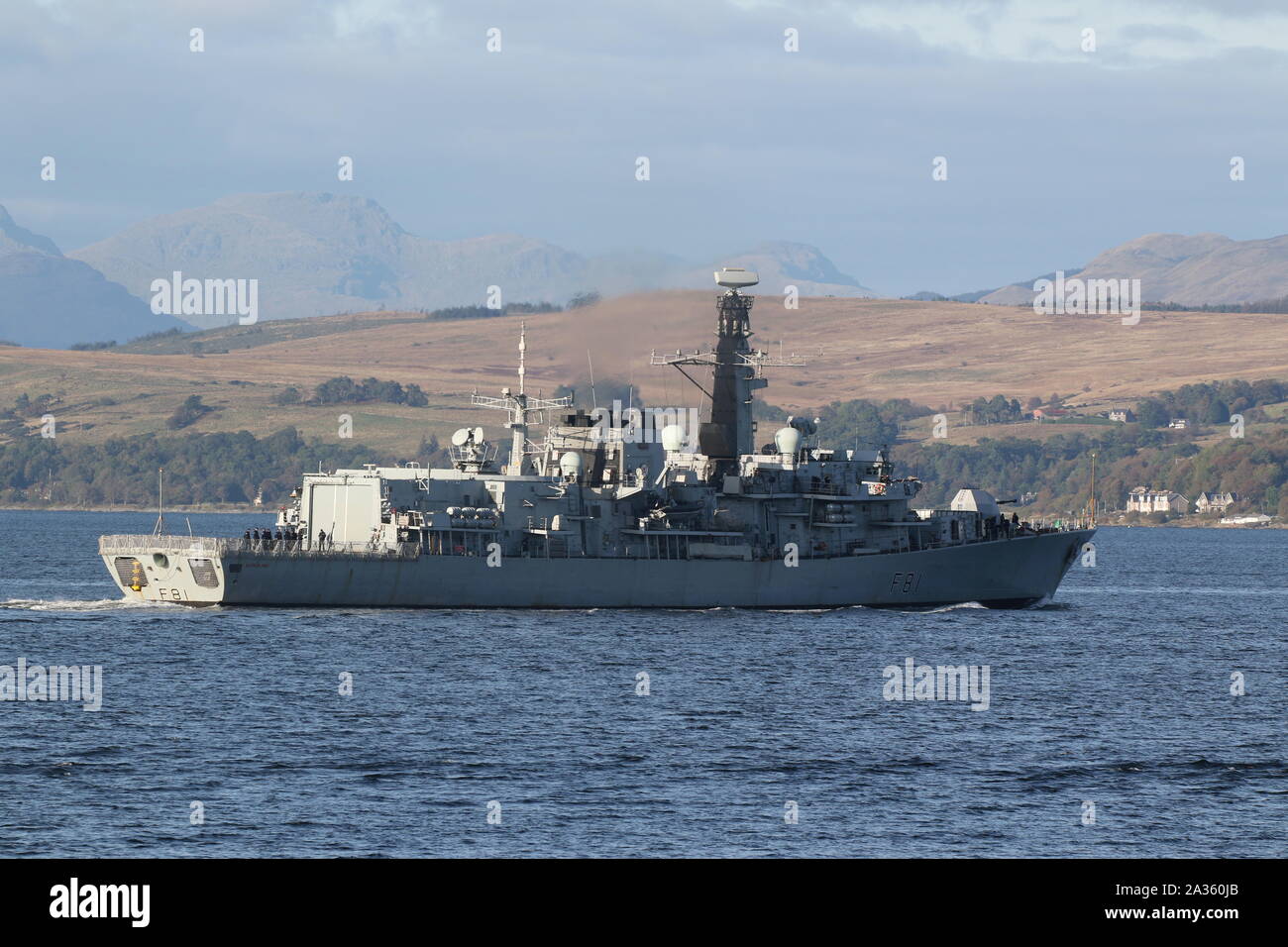 HMS Sutherland (F81), ein Typ 23 Fregatte von der Royal Navy betrieben, vorbei an Gourock bei Ihrer Ankunft für Übung gemeinsame Krieger 19-2. Stockfoto