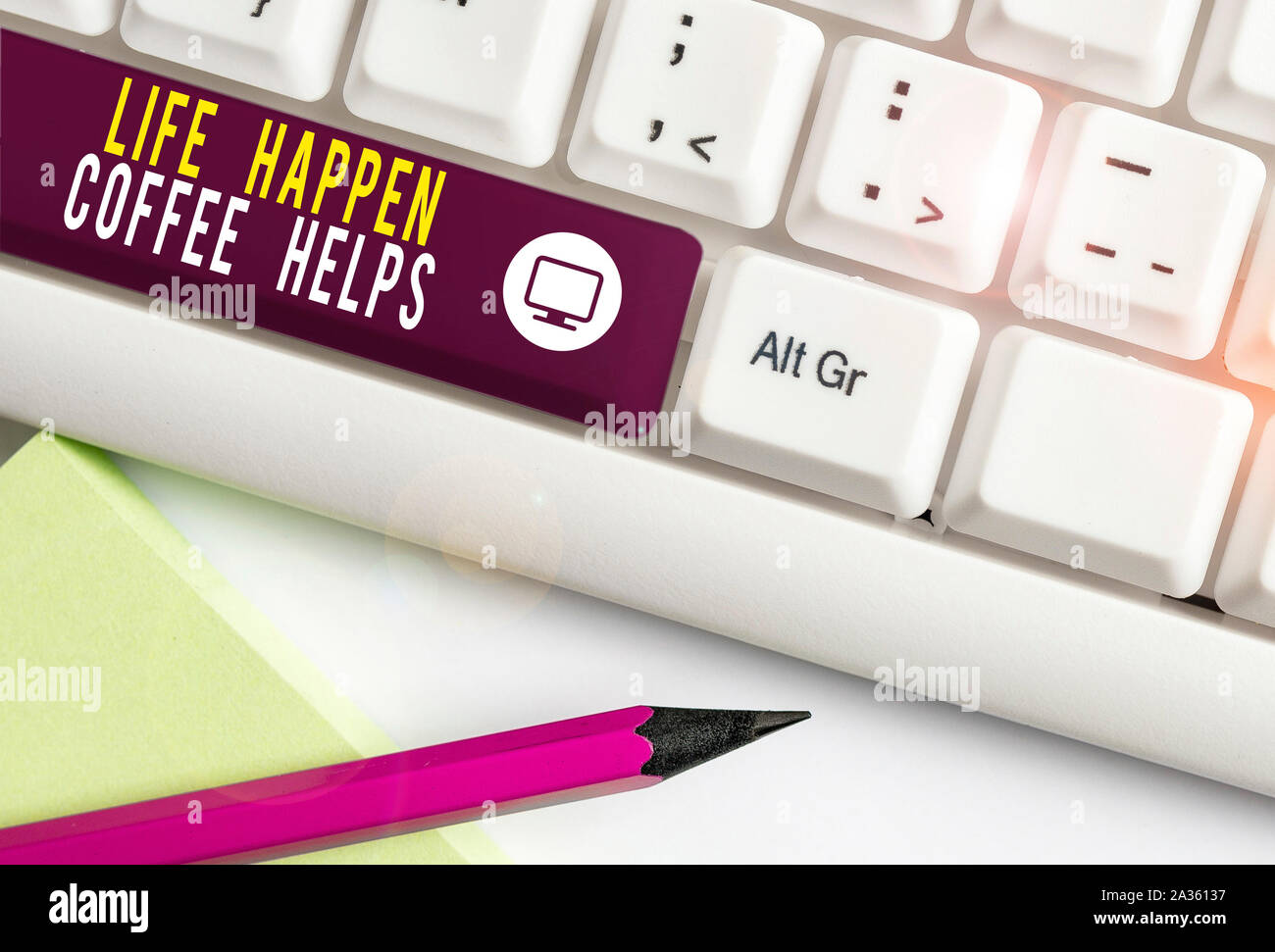 Schreiben Hinweis zeigen das Leben geschehen Kaffee hilft. Business Konzept für ein heißes Getränk bei Problemen Probleme weiß PC-Tastatur mit note paper. Stockfoto