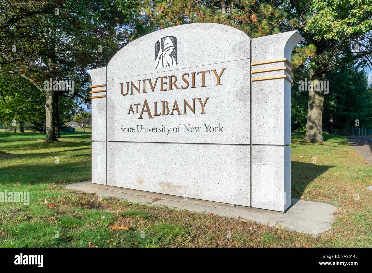 ALBANY, NY/USA, 29. September 2019: Eingangsschild und Logo auf dem Campus der Universität in Albanien. Stockfoto