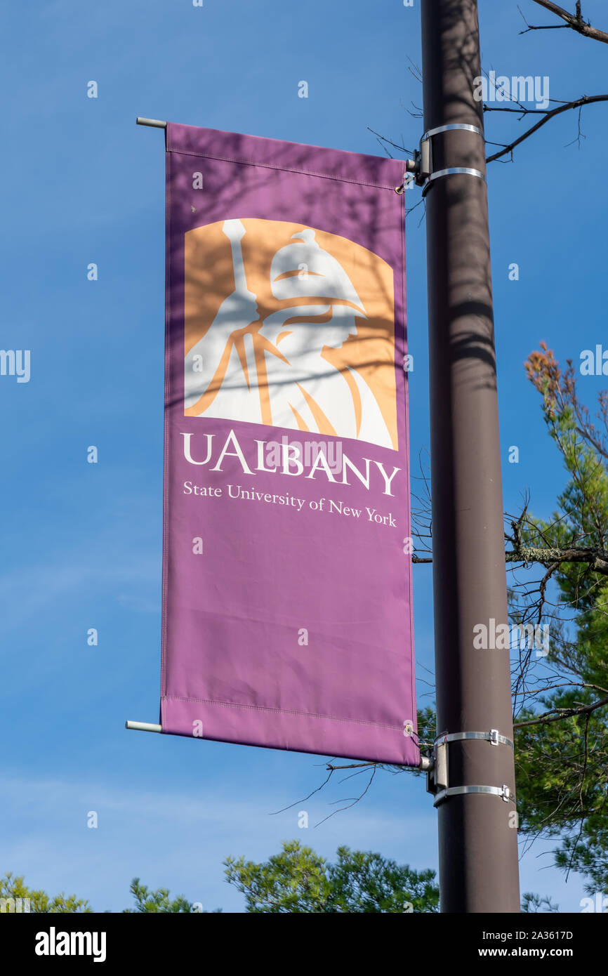ALBANY, NY/USA, 29. September 2019: Banner und Logo auf dem Campus der Universität in Albanien. Stockfoto