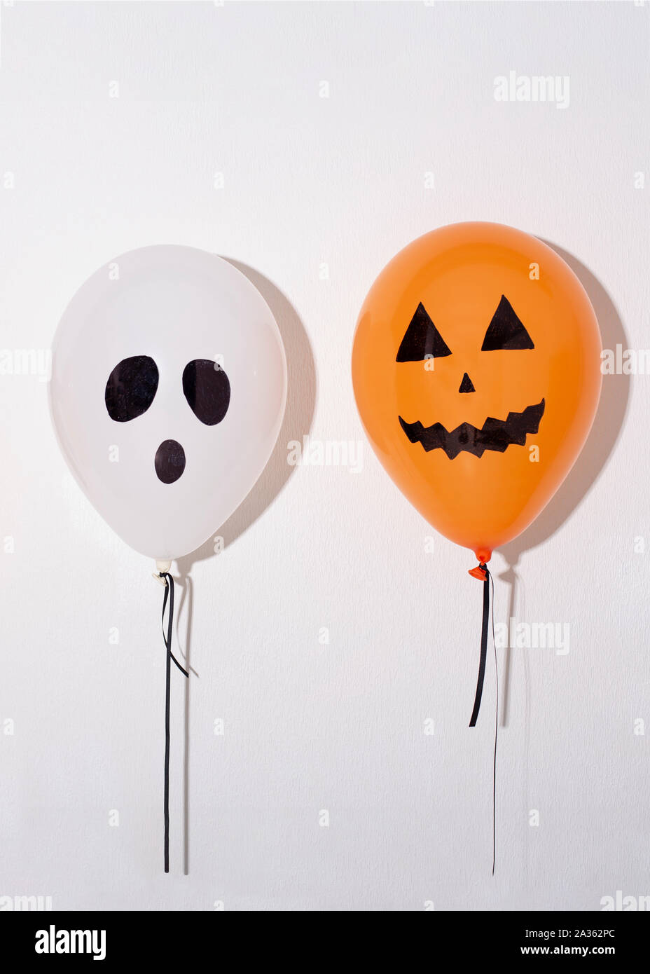 Halloween Luftballons mit lustige Gesichter auf weißem Hintergrund Stockfoto