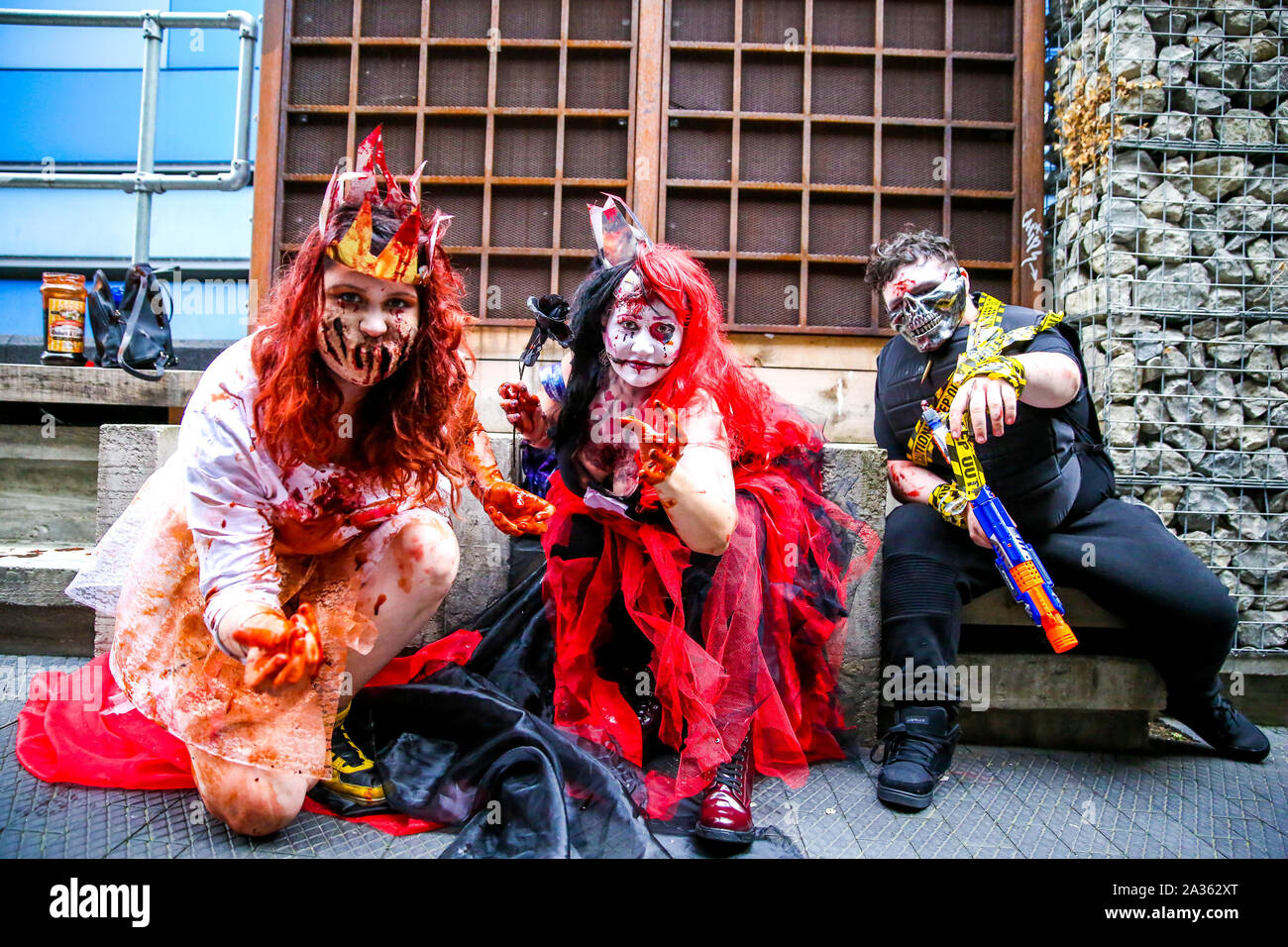 Leake Street, London. UK 5 Oct 2019 - Zombies mit Blut getränkt Make-up und Kostüme tragen, nehmen Sie ebenfalls teil an World Zombie Tag vor dem Zombie zu Fuß durch die Straßen von London, das Geld für die Nächstenliebe. Credit: Dinendra Haria/Alamy leben Nachrichten Stockfoto