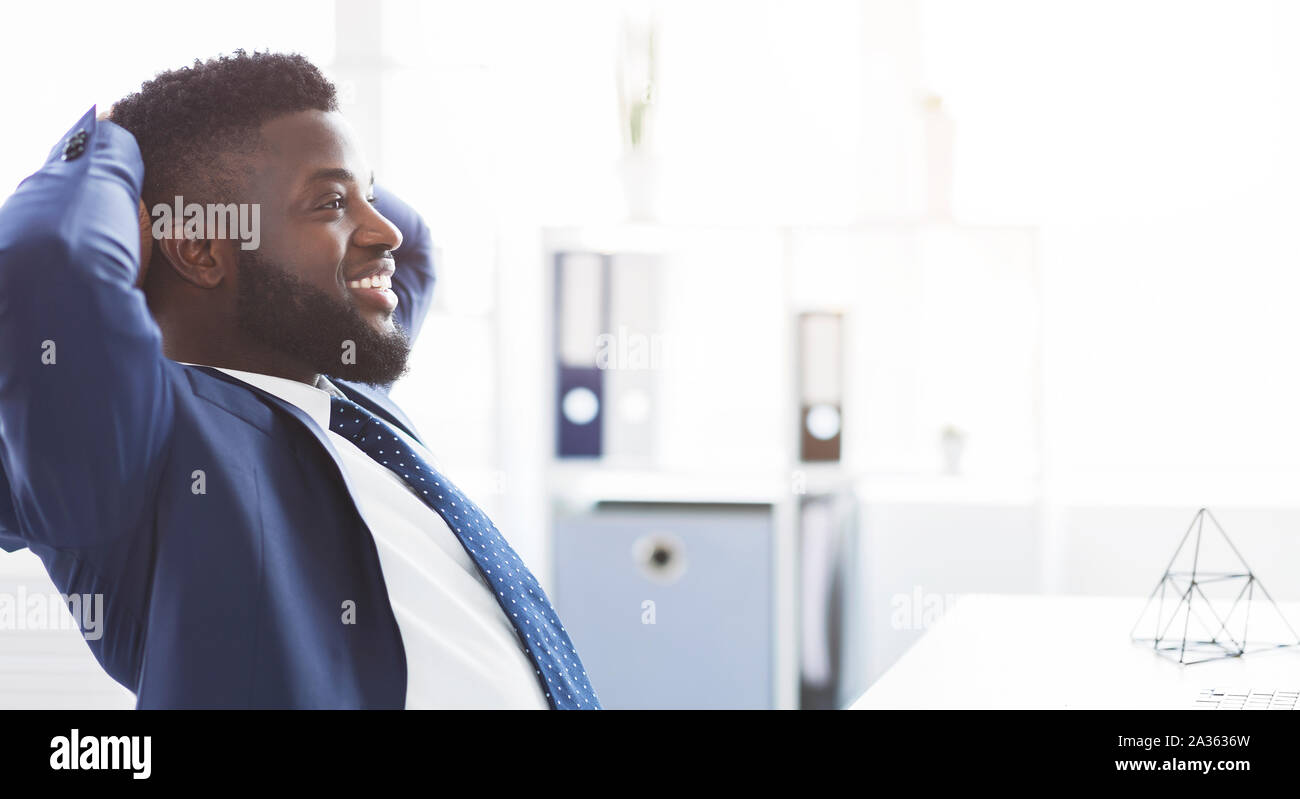 Glückliche junge Manager, Pause im Büro Stockfoto
