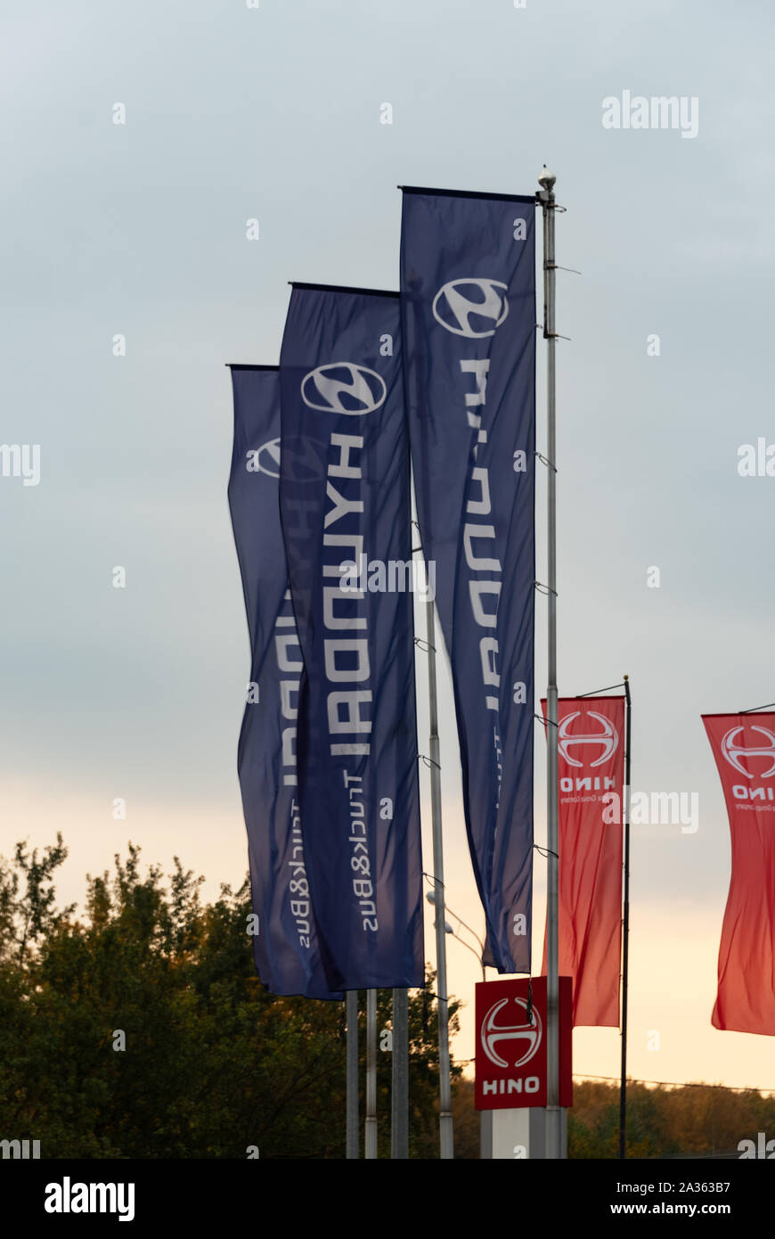 Moskau, Russland - OKTOBER 4, 2019: Fahnen Hyundai und Hino am Morgen. Hyundai Motor Company ist eine Südkoreanische internationale Automobilhersteller. Stockfoto