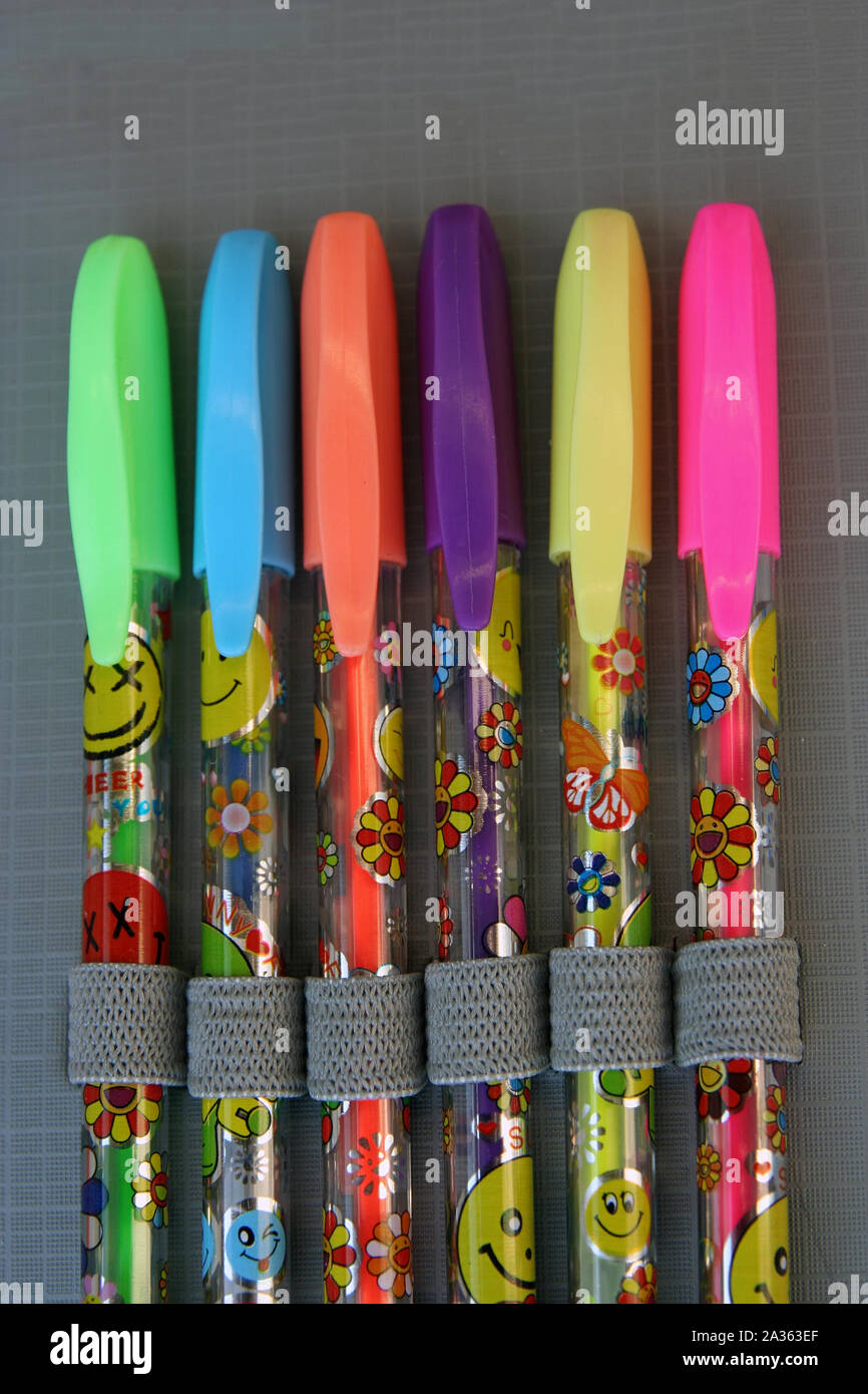 Kinder Markierungen in verschiedenen Farben. Filzstifte in verschiedenen Farben. Filzstifte in Bleistift. Stockfoto