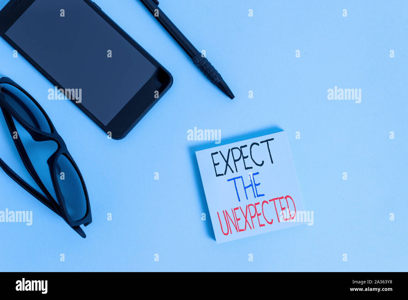 Handschrift Text schreiben Erwarte das Unerwartete. Konzeptionelle Foto alles kann passieren alle möglichen Ereignisse Brillen farbige Haftnotiz smart betrachten Stockfoto