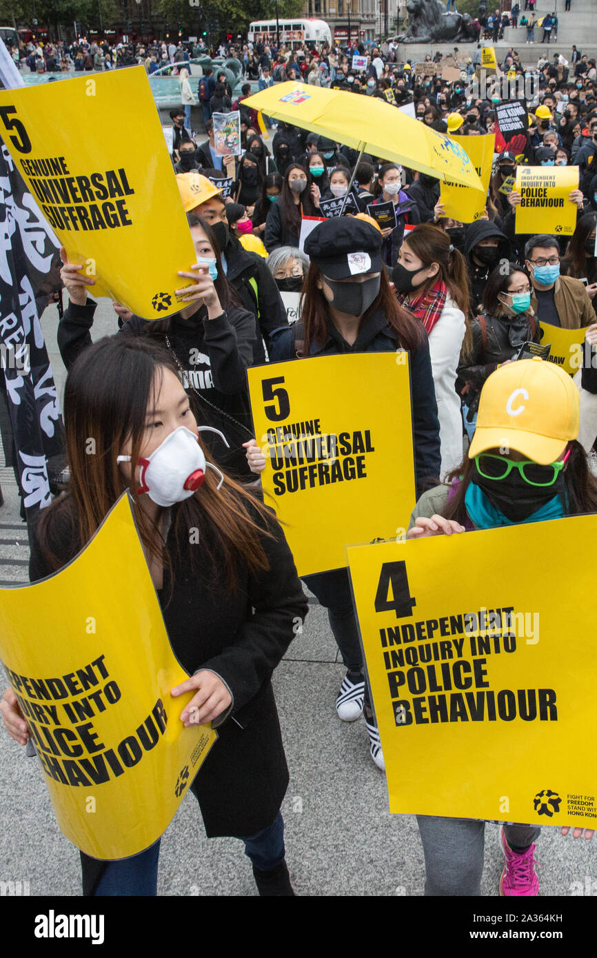 London, Großbritannien. 5. Oktober, 2019. Aktivisten von der Demokratie für Hongkong Protest in Trafalgar Square gegen die Anrufung durch die Regierung von Hongkong von Notverordnungen, die Demonstranten aus, die ihre Gesichter, tragen Masken und die Verwendung von Farbe auf ihren Gesichtern bei Demonstrationen verbieten. Credit: Mark Kerrison/Alamy leben Nachrichten Stockfoto