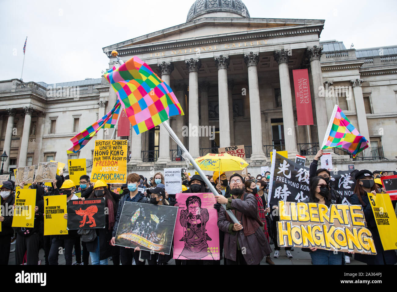 London, Großbritannien. 5. Oktober, 2019. Aktivisten von der Demokratie für Hongkong Protest in Trafalgar Square gegen die Anrufung durch die Regierung von Hongkong von Notverordnungen, die Demonstranten aus, die ihre Gesichter, tragen Masken und die Verwendung von Farbe auf ihren Gesichtern bei Demonstrationen verbieten. Credit: Mark Kerrison/Alamy leben Nachrichten Stockfoto