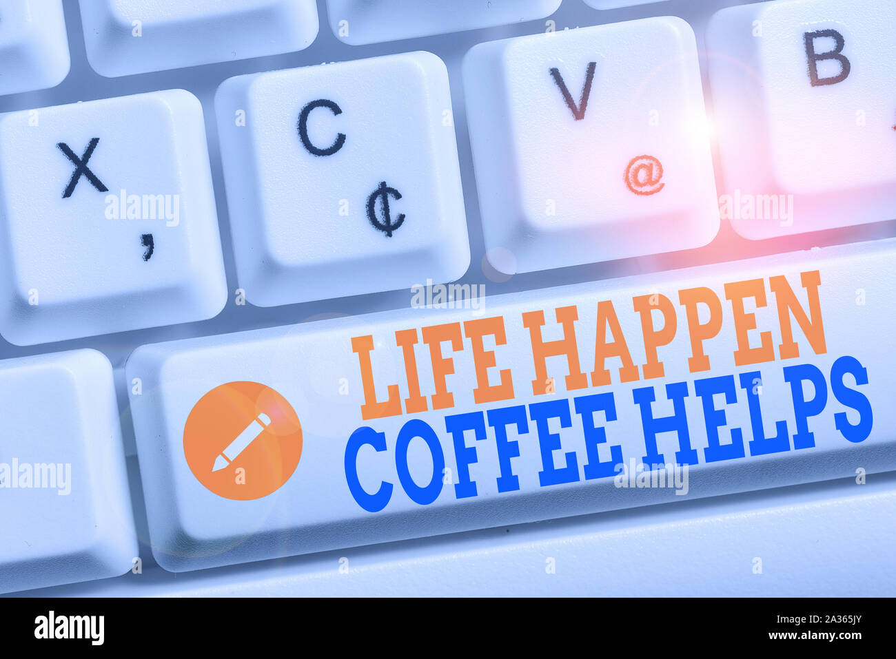 Schreiben Hinweis zeigen das Leben geschehen Kaffee hilft. Business Konzept für ein heißes Getränk bei Problemen Probleme Tastatur mit Hinweis auf weißem Papier b Stockfoto