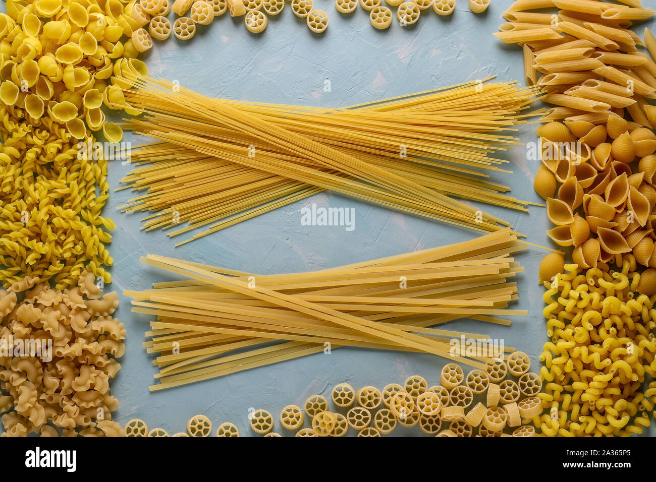 Verschiedene italienische Pasta: Penne Rigate, Rotelle, Conchiglie, Cavatappu, Fusilli, Cellentani, Spaghetti, horizontale Ausrichtung, Ansicht von oben Stockfoto