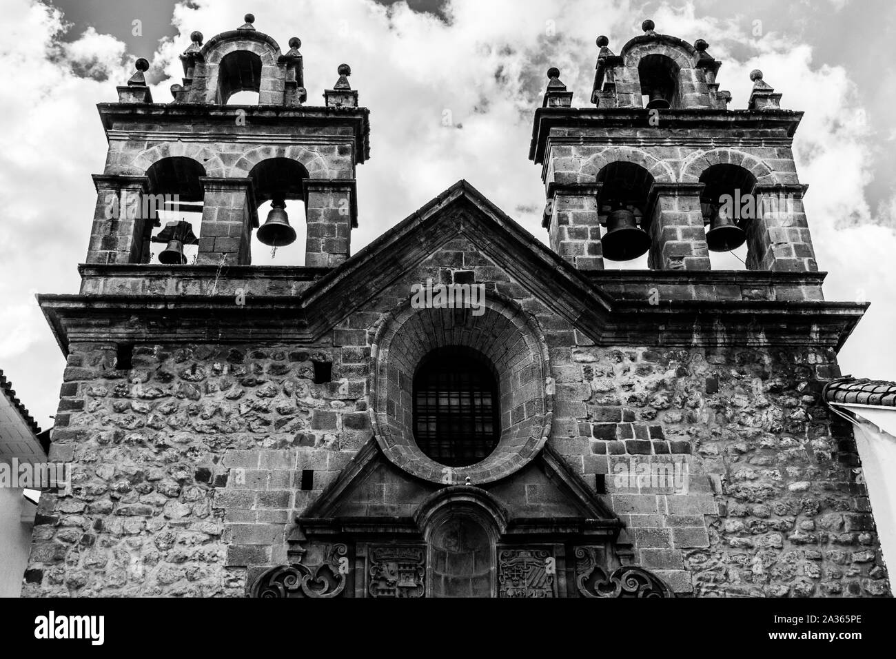 Schwarz-weiße Glockentürme der spanischen Kolonialzeit in Cusco, Peru. Stockfoto