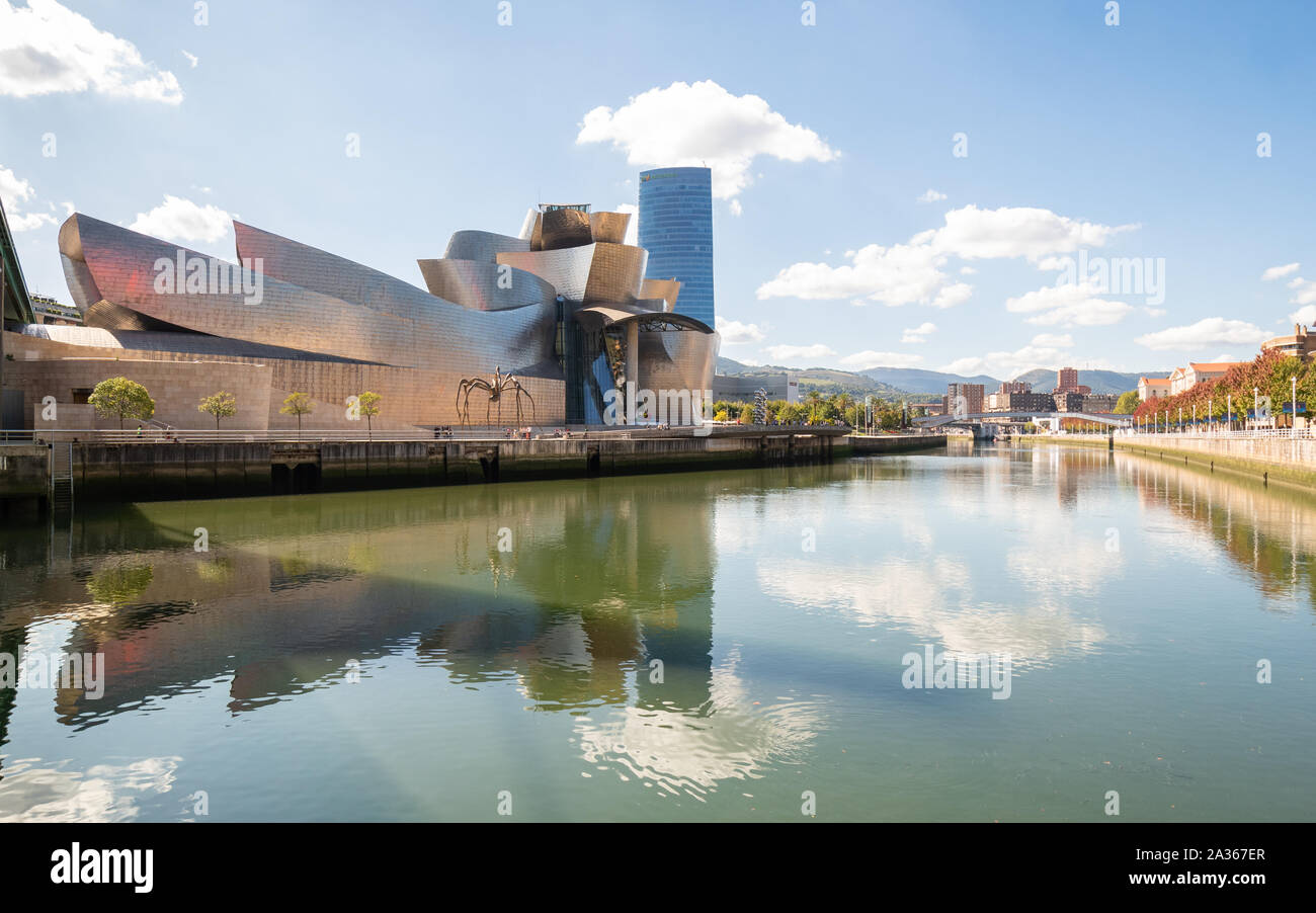 Guggenheim Museum neben den Fluss Nervion, Bilbao, Baskenland, Nordspanien, Europa Stockfoto