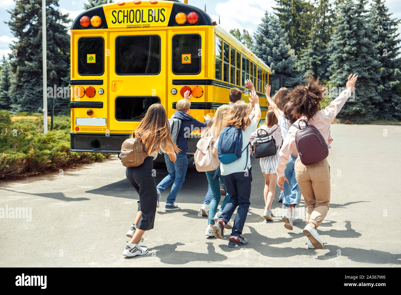 Zu spät. Mitschüler mit dem Bus zurück zur Schule Blick winken an Treiber Stockfoto