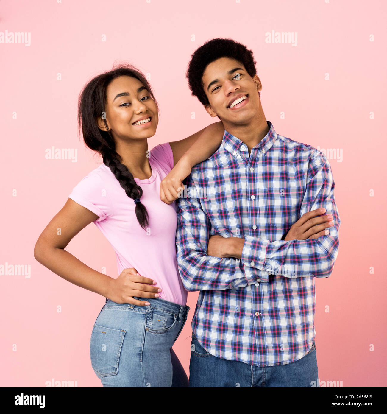 Teen Paar über Pink Studio Hintergrund posiert Stockfoto