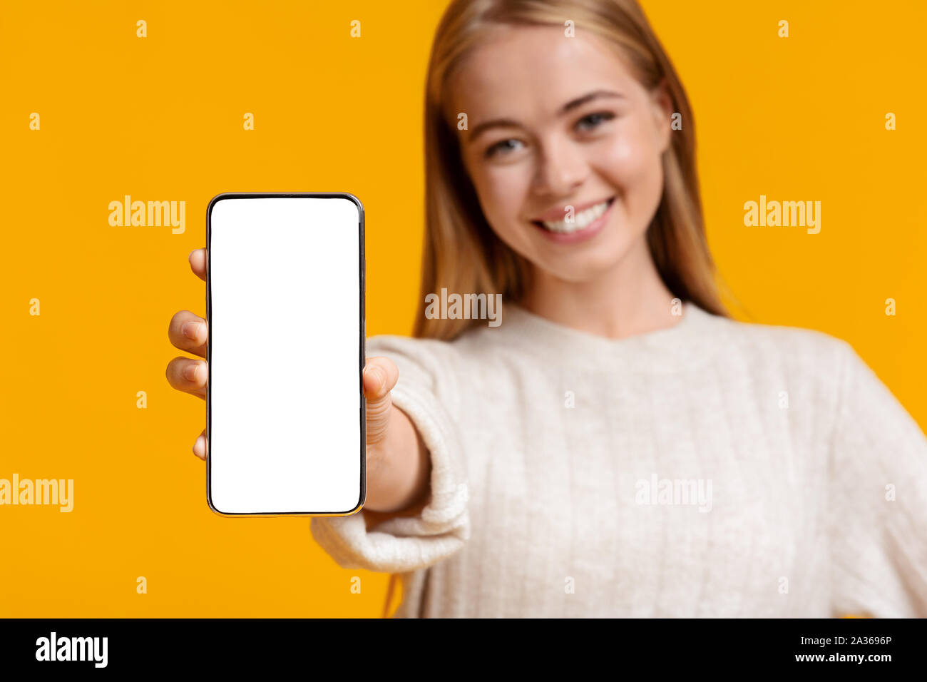 Cute Teen Girl demonstrieren mit leerer Bildschirm smartphone Stockfoto