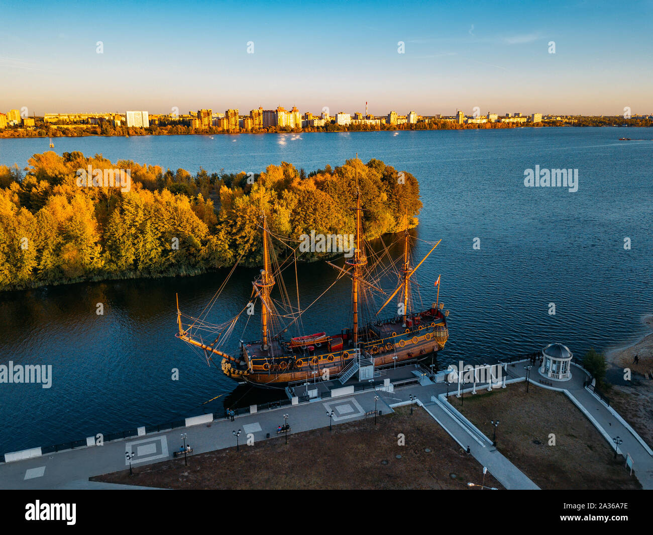 Denkmal des ersten Russischen lineare Schiff Goto Vorbestimmung auf Admiralty Square in Woronesch, Luftbild. Stockfoto