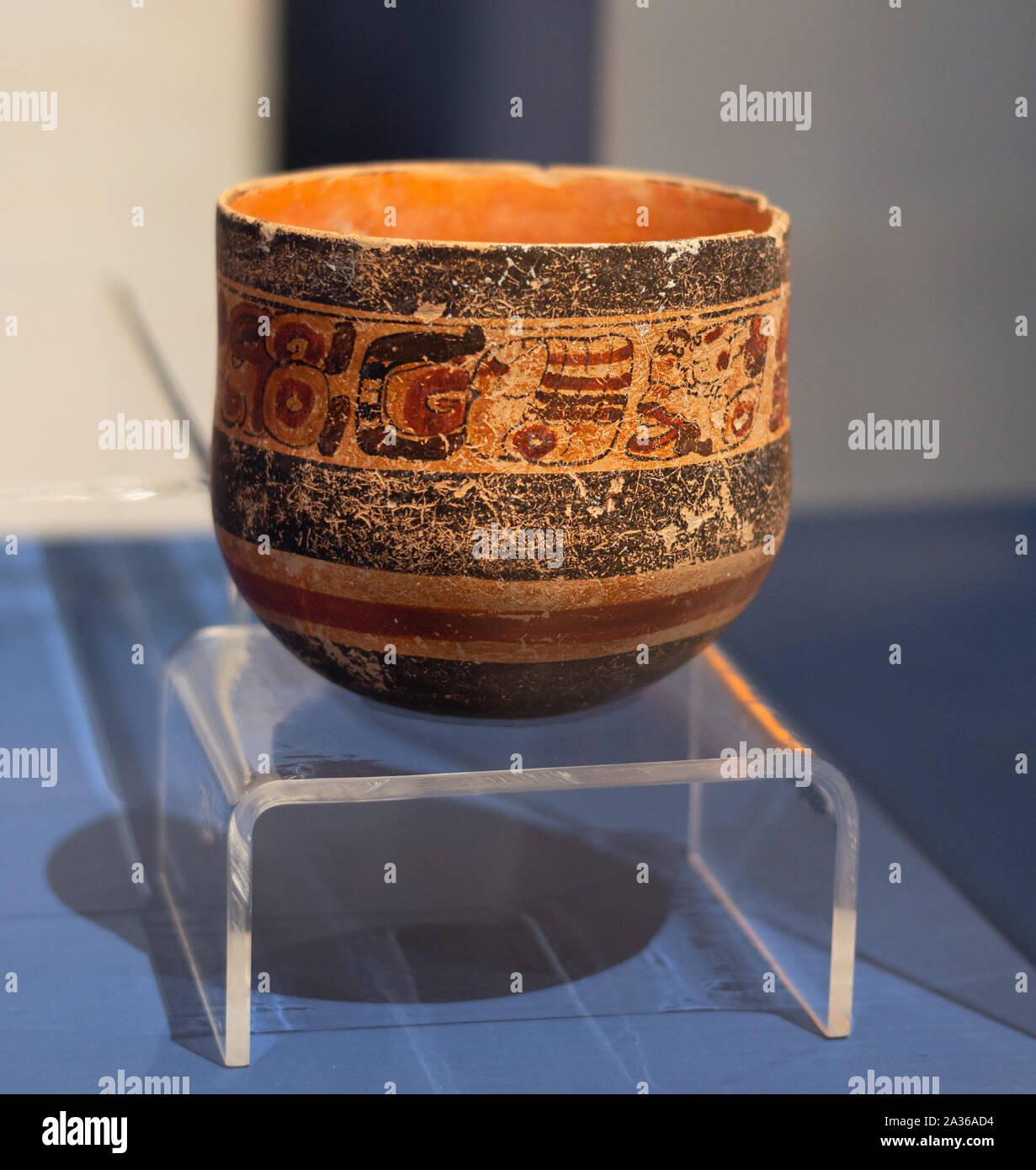 Maya Keramik Vase mit Glyphen, wo das sgraffito Technik verwendet wurde. Ende der klassischen Periode, 600 - 900 AD. Stockfoto