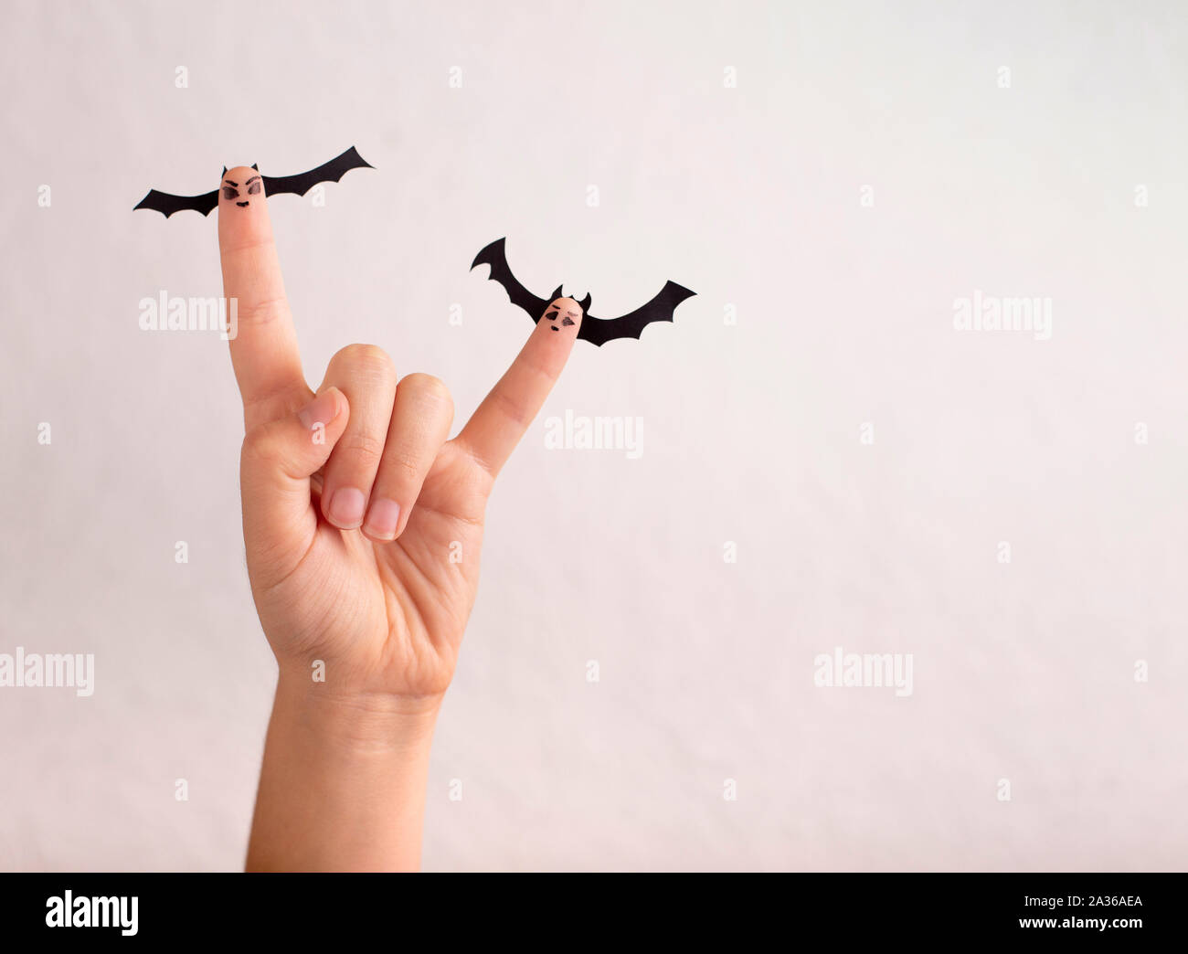 Frau Hand mit Papier Fledermäuse auf den Fingern Stockfoto