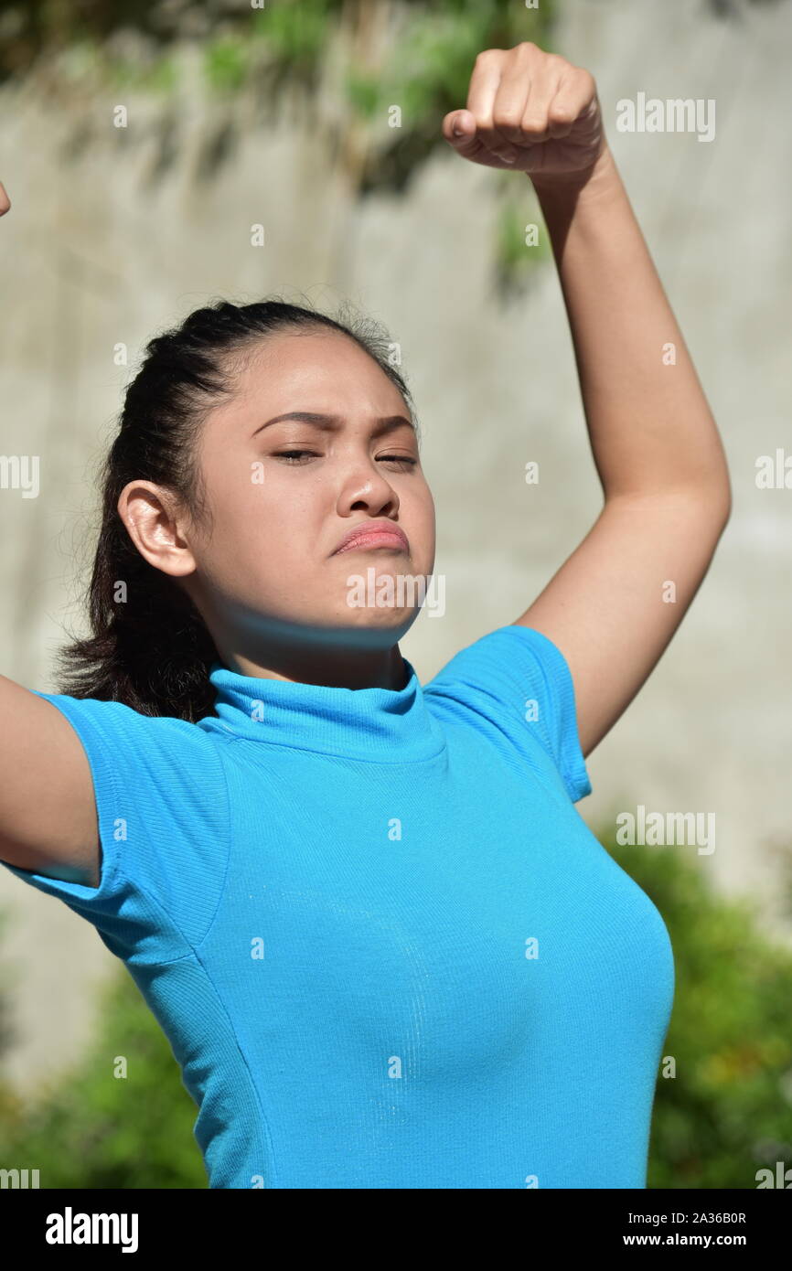 Eine starke junge Filipina Frau Stockfoto
