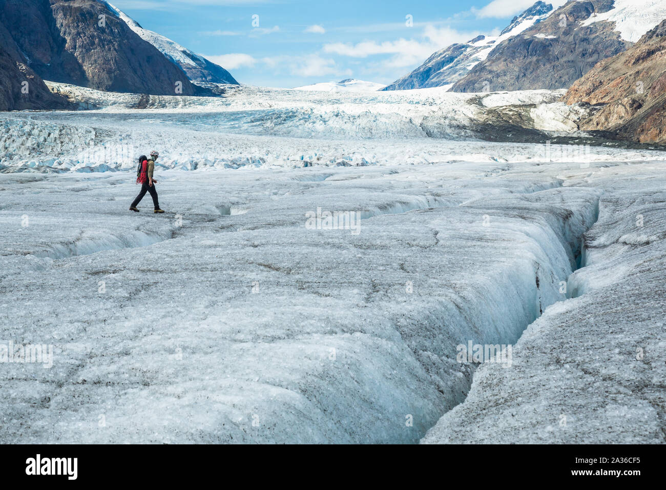 Tief im Berg die Grenze zwischen Alaska und Kanada, ein Eis Kletterer Spaziergänge durch die massive Salmon Glacier. Stockfoto