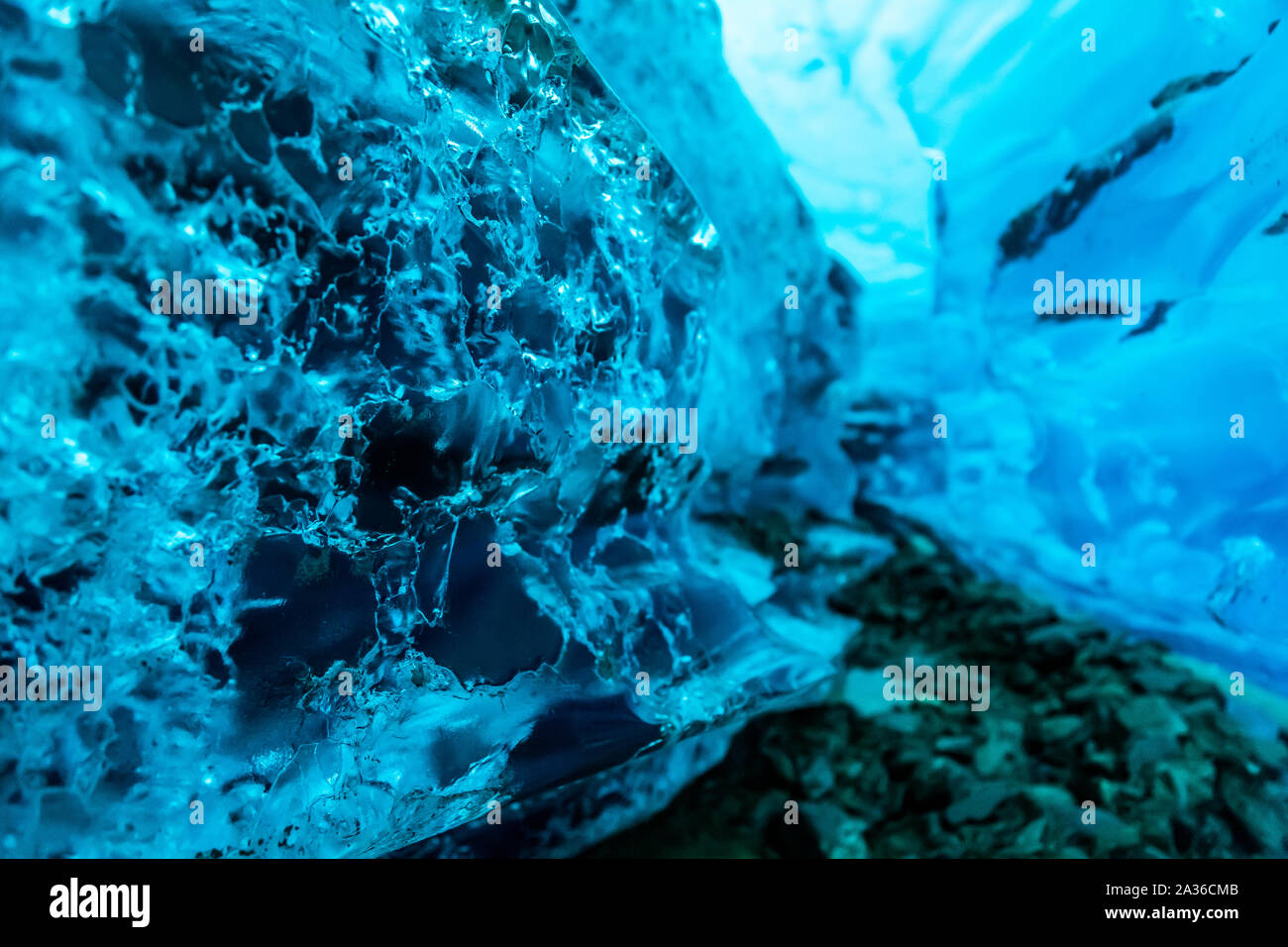 Risse in den Wänden eines tiefen Eishöhle im Salmon Gletscher in der kanadischen Wildnis in der Nähe von Hyder, Alaska. Stockfoto