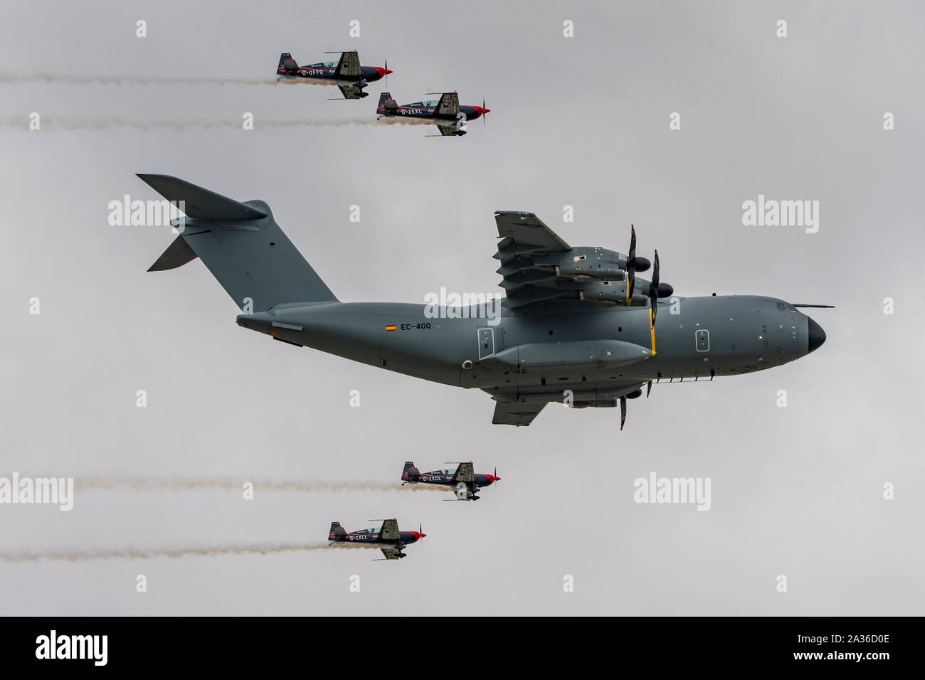 Airbus A400M Atlas in einer Formation flypast mit den Blades aerobatic Display Team der RIAT 2019, RAF Fairford, England am 21. Juli 2019. Stockfoto