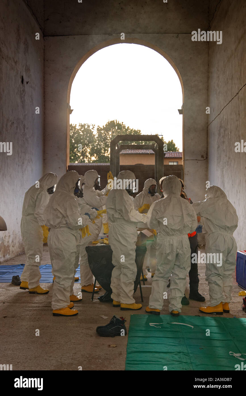 Pisa, Italien. Oktober 2019. Rettungskräfte tragen Schutzanzüge bei der Simulation der Dekontamination von Menschen nach einem Chemieunfall während einer Zivilschutzübung im San Rossore Massaciuccoli Nationalpark, in der Nähe von Pisa. Gutschrift: MLBARIONA/Alamy Stock Photo. Stockfoto