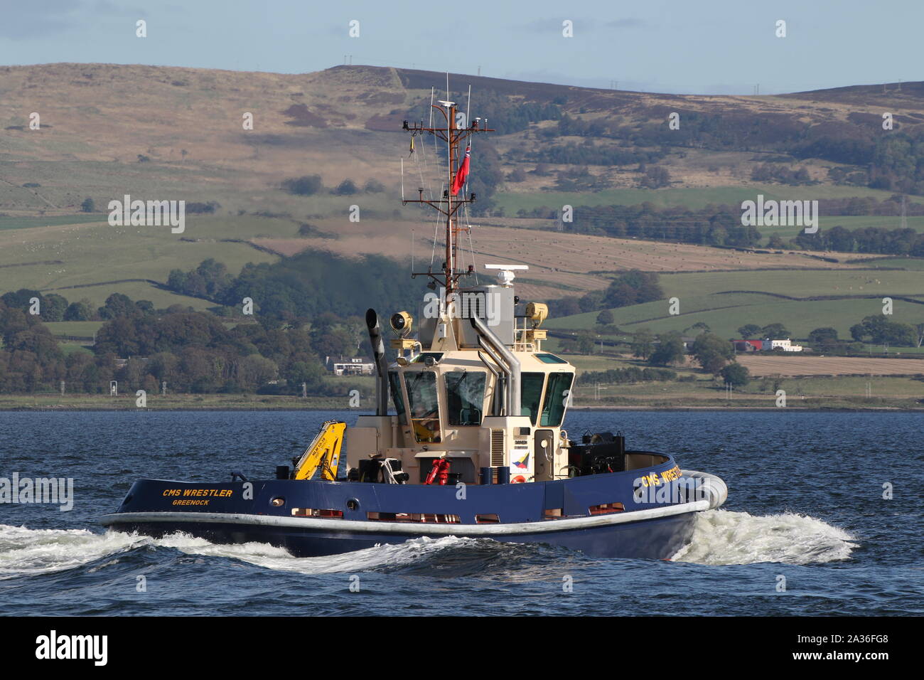 CMS-Wrestler, ein Damen ASD 2009 schubschiff von Clyde Marine Services betrieben, Begleitung FS La Motte-Picquet flussaufwärts während der Übung gemeinsame Krieger 19-2. Stockfoto