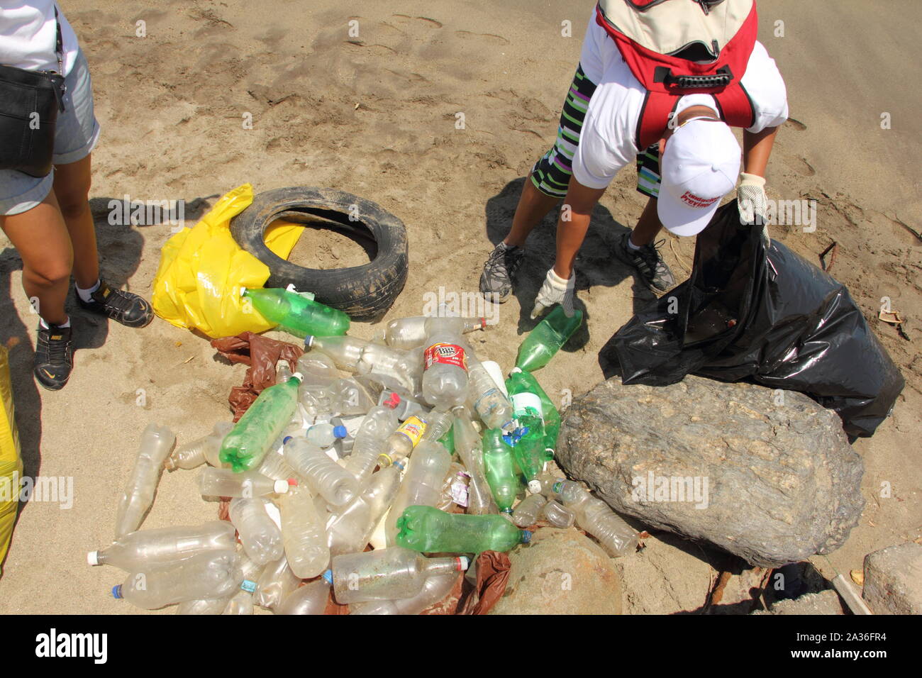 International Coastal beach cleanup day Aktivität in La Guaira Strand. Weltweit größte freiwillige Bemühung, den Ozean und Kampf Ozean Müll zu schützen. Stockfoto